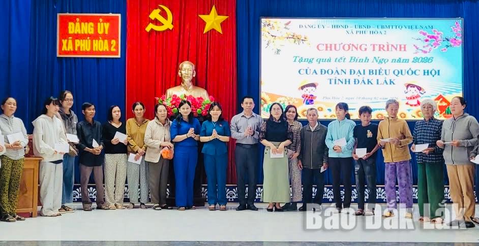 
Lãnh đạo Đoàn ĐBQH và địa phương trao quà cho người dân xã Phú Hòa 2.
