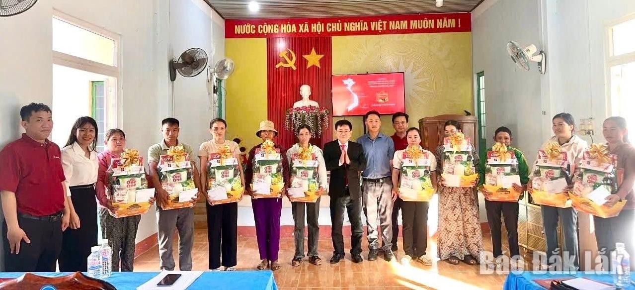 Ban tổ chức chương trình trao quà tết cho các hộ nghèo, hộ có hoàn cảnh khó khăn trên địa bàn xã
