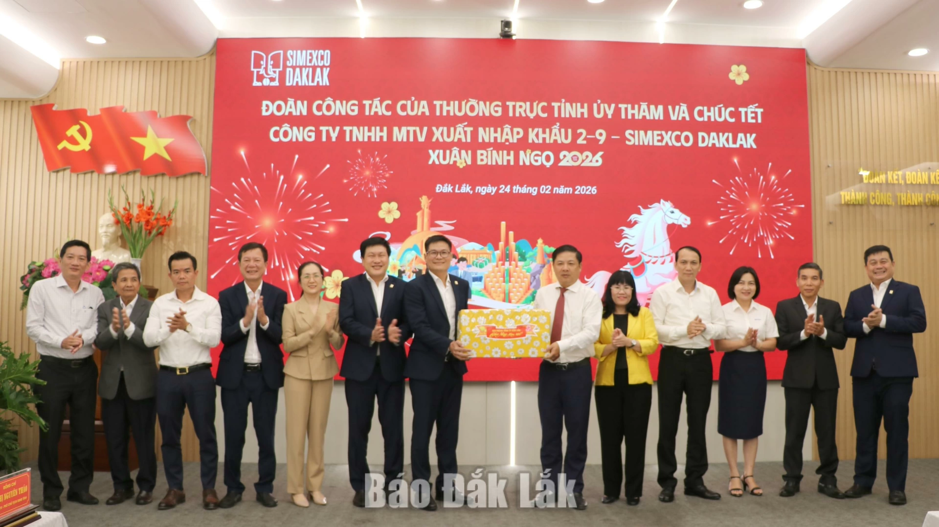 Bí thư Tỉnh ủy Lương Nguyễn Minh Triết và các đồng chí trong đoàn công tác tặng quà cho Công ty TNHH MTV Xuất nhập khẩu 2/9 Đắk Lắk nhân dịp đầu xuân mới.