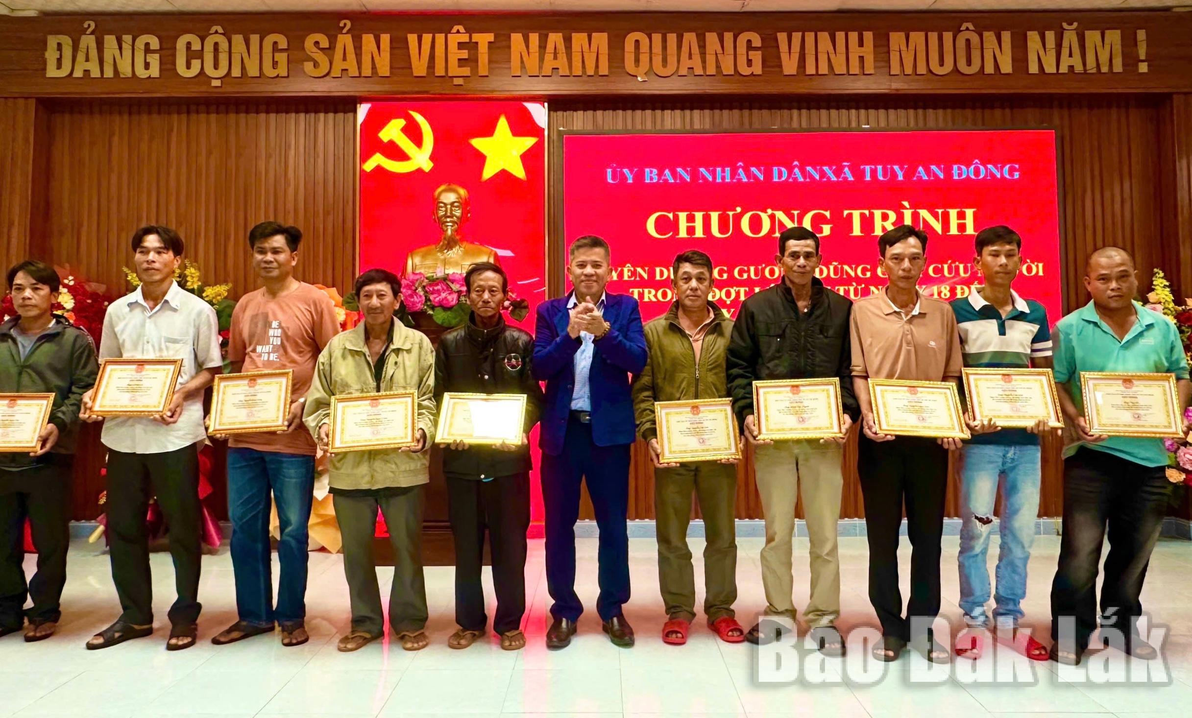 Lãnh đạo xã Tuy An Đông tặng giấy khen cho các cá nhân có thành tích xuất sắc trong công tác cứu hộ, cứu nạn trong đơt mưa lũ vừa qua.