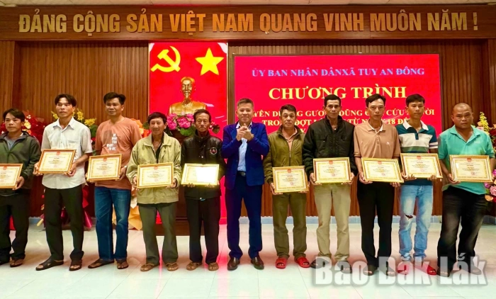 Tuy An Đông tuyên dương 95 gương dũng cảm cứu người trong đợt mưa lũ tháng 11/2025