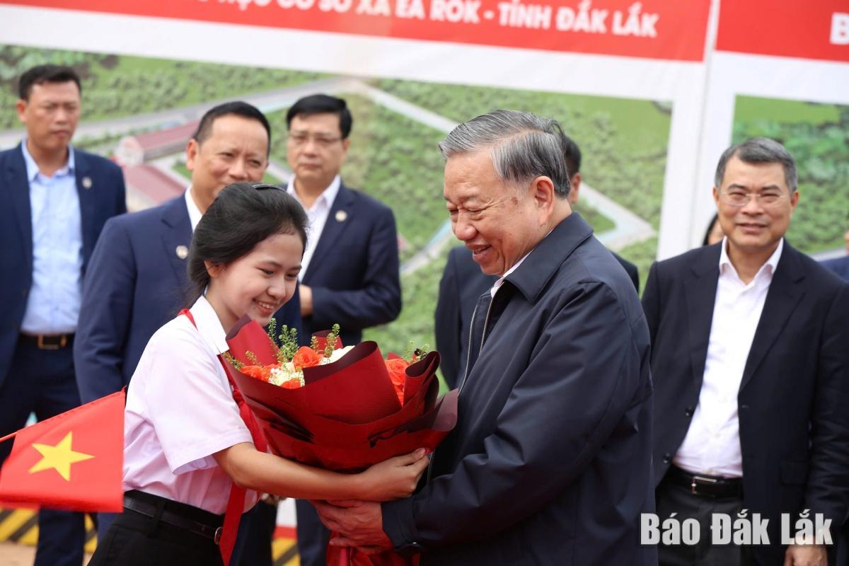 Học sinh Trường tiểu học Ea Rốk tặng hoa chào mừng Tổng Bí thư Tô Lâm về dự lễ khởi công Trường phổ thông nội trú liên cấp tiểu học và THCS Ea Rốk.