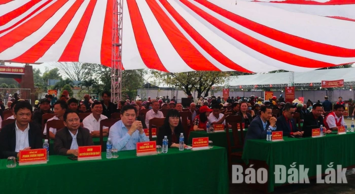 Tết Nhân ái đến với đồng bào vùng lũ Tây Hòa