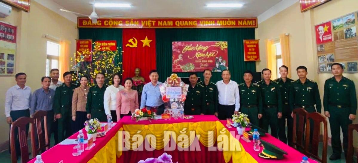 Đồng chí Đỗ Thái Phong, Tỉnh ủy viên, Phó Chủ tịch HĐND tỉnh và đoàn công tác thăm, chúc Tết Đồn Biên phòng