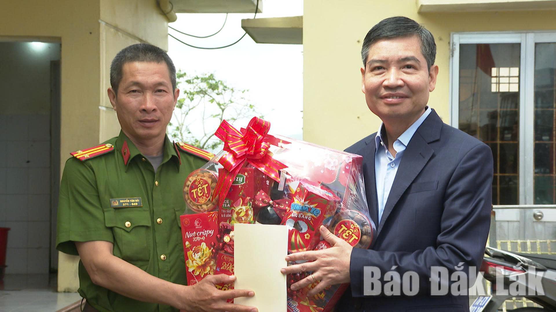 Đồng chí Tạ Anh Tuấn, Phó Bí thư Tỉnh ủy, Chủ tịch UBND tỉnh đã đến thăm, tặng quà, chúc Tết cán bộ, chiến sĩ