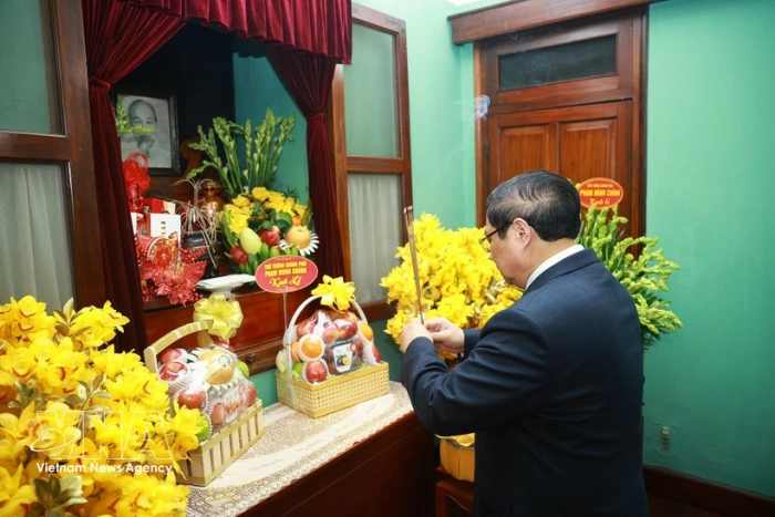 PM pays tribute to President Ho Chi Minh at House 67