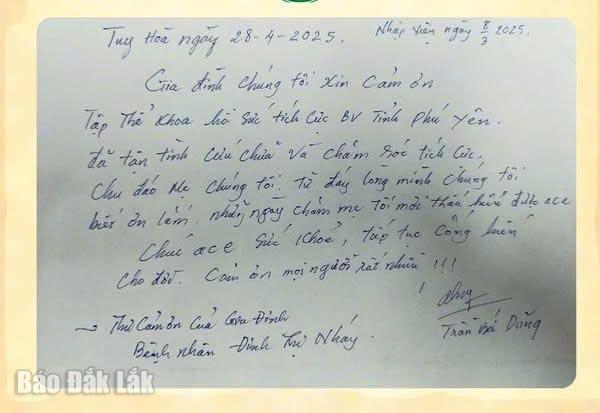 Lá thư tay chứa đựng tình cảm và lòng biết ơn của người nhà bệnh nhân gửi tới các y, bác sĩ Bệnh viện Đa khoa Phú Yên. (Ảnh do bệnh viện cung cấp)