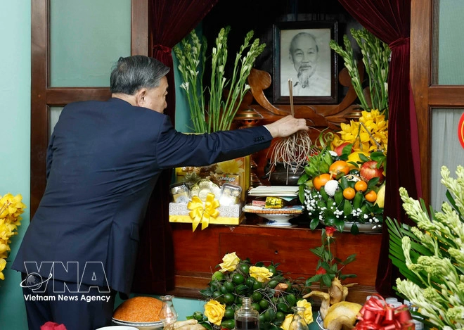 Party General Secretary To Lam offers incense in tribute to President Ho Chi Minh (Photo: VNA)
