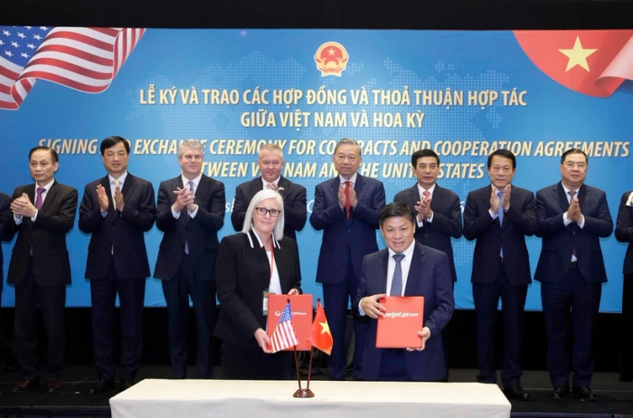 Party chief witnesses signing, exchange of Vietnam-US contracts, cooperation agreements