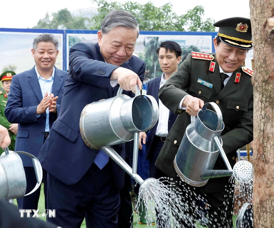 Tổng Bí thư Tô Lâm và các đại biểu dự lễ trồng cây. Ảnh: