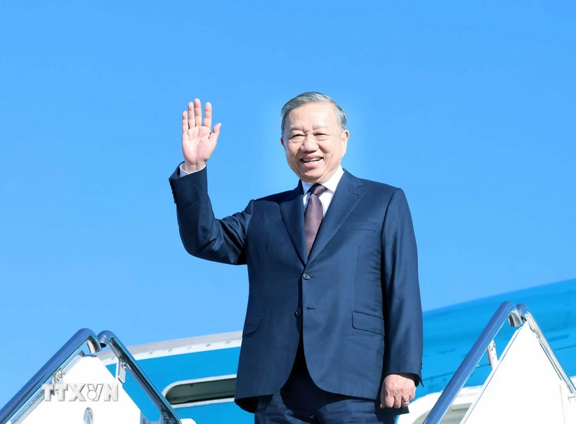 Tổng Bí thư Tô Lâm tại sân bay quân sự Andrews. (Ảnh: Thống Nhất/TTXVN)