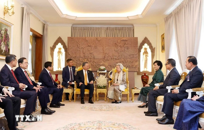 Tổng Bí thư Tô Lâm thăm hỏi, nói chuyện thân mật với Hoàng thái hậu Norodom Monineath Sihanouk. (Ảnh: Thống Nhất/TTXVN)