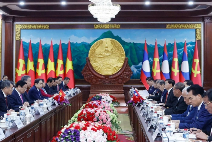 Top leaders of Vietnam and Laos hold talks in Vientiane