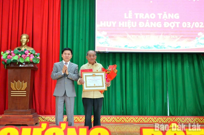 Xã Ea Kly: Sinh hoạt chính trị và trao Huy hiệu Đảng đợt 3/2/2026