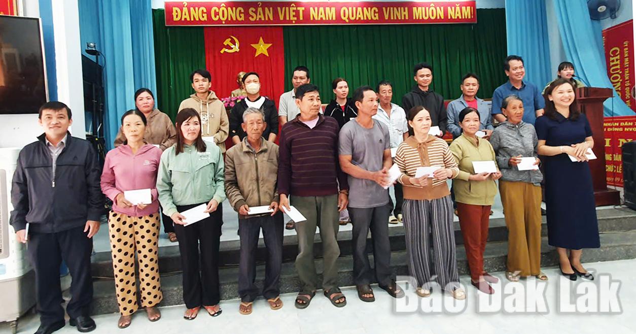 Các đại biểu HĐND tỉnh và lãnh đạo Ban Quản lý các dự án đầu tư tỉnh tặng quà cho người dân xã Hòa Mỹ.