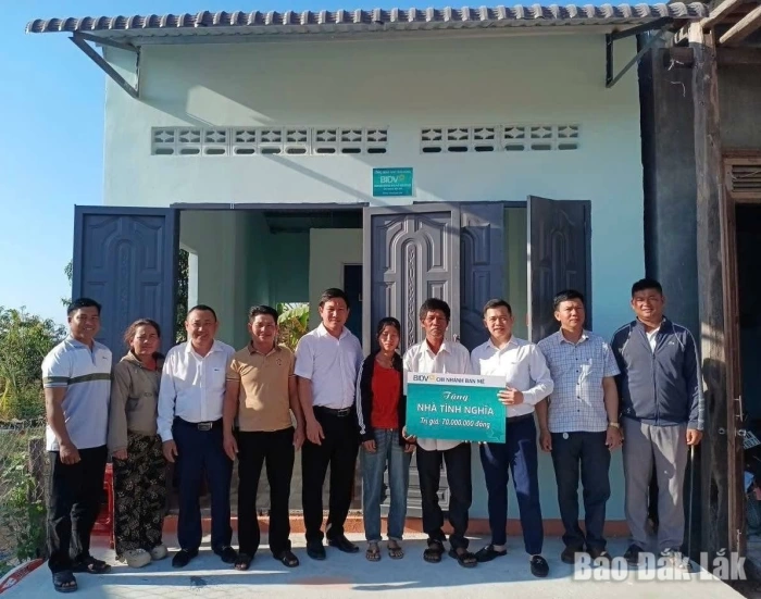 Bàn giao nhà Đại đoàn kết cho hộ gia đình khó khăn xã Ea Súp