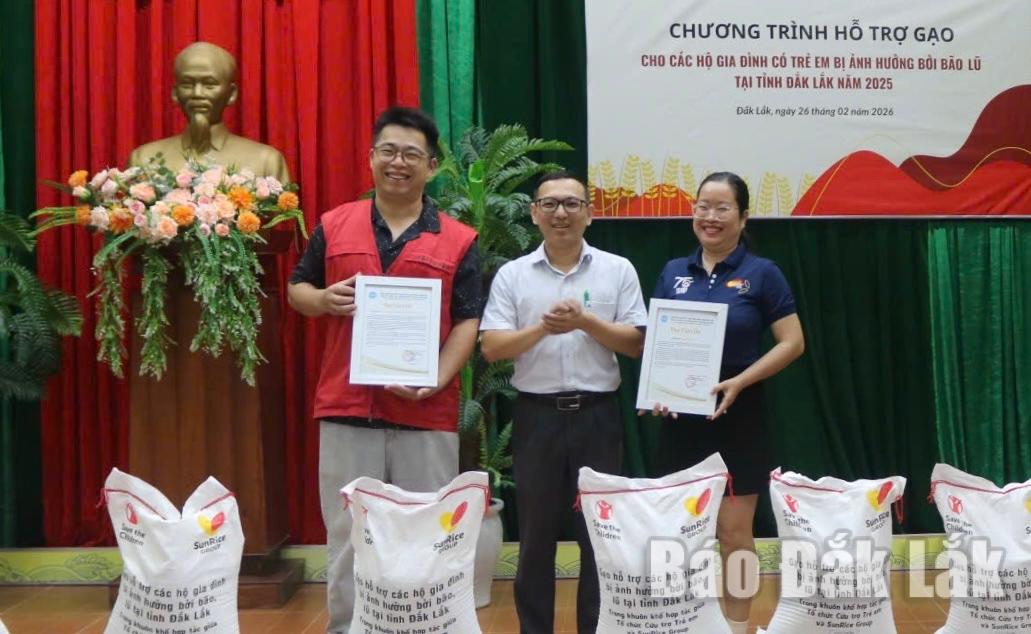  Liên hiệp các tổ chức hữu nghị tỉnh trao thư cảm ơn đối với Tổ chức Save the Children International (SCI/Anh), Tập đoàn SunRice Group.