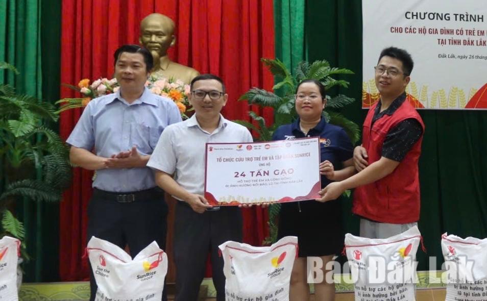Tổ chức Save the Children International (SCI/Anh), Tập đoàn SunRice Group trao bản tượng trưng hỗ trợ gạo cho Liên hiệp các tổ chức hữu nghị tỉnh