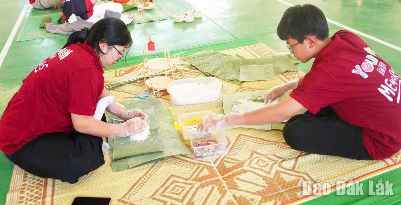 Học sinh thể hiện tài khéo léo gói bánh Tét tại ngày hội Xuân của trường.