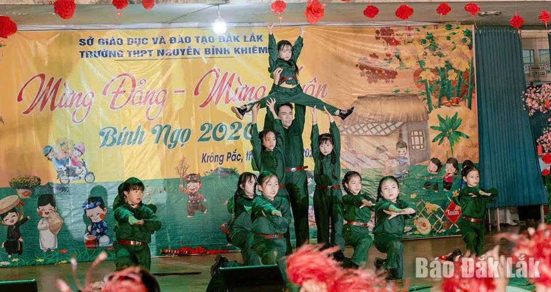 Môt tiết mục văn nghệ công phu do các em học sinh biểu diễn tại chương trình mừng Đảng, mừng Xuân.