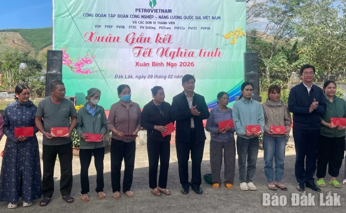 Tặng 200 suất quà cho người dân xã Yang Mao