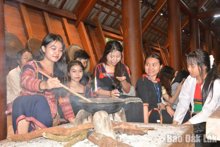 Nghĩ từ bếp lửa nhà dài...