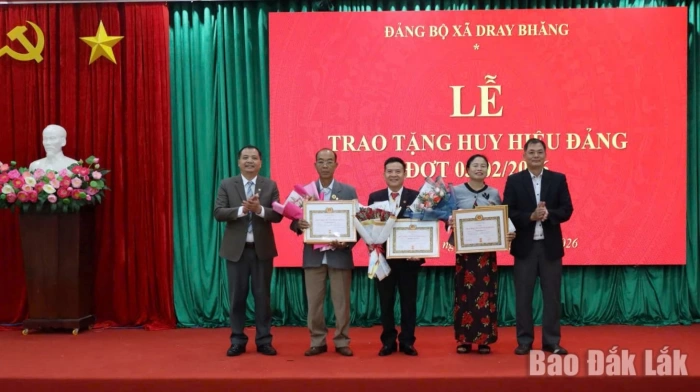 Đảng ủy xã Dray Bhăng trao Huy hiệu Đảng đợt 3/2 cho 7 đảng viên
