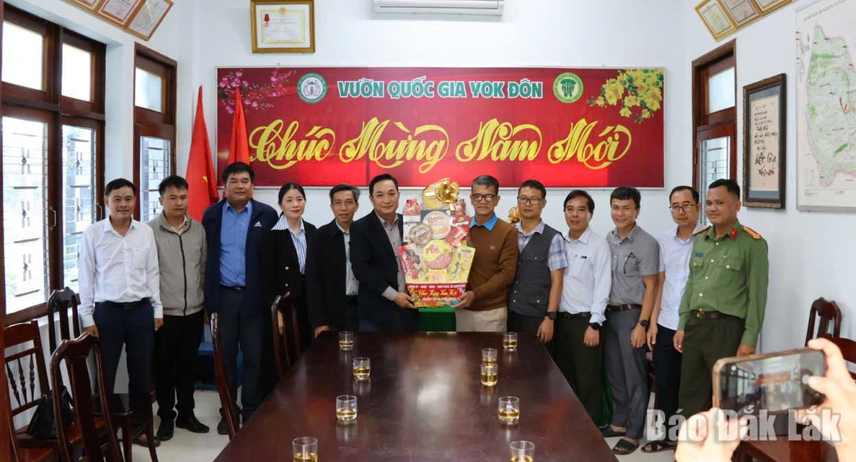 Đoàn công tác xã Buôn Đôn thăm, chúc Tết tại Vườn Quốc gia Yok Đôn.