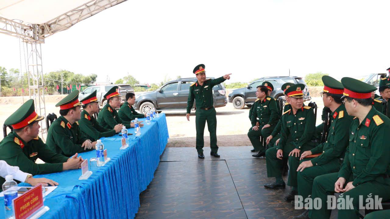 Đại tá Ksơr Lành, Phó Chính ủy Bộ Chỉ huy Quân sự tỉnh Lãnh đạo địa phương báo cáo công tác chuẩn bị tại thực địa