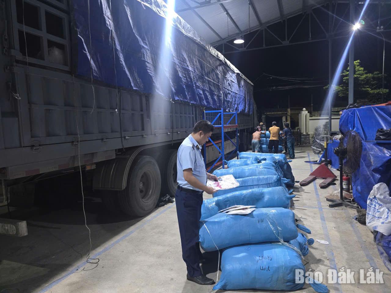 Các lực lượng kiểm tra hàng hóa vận chuyển trên phương tiện vào ngày 29/1.