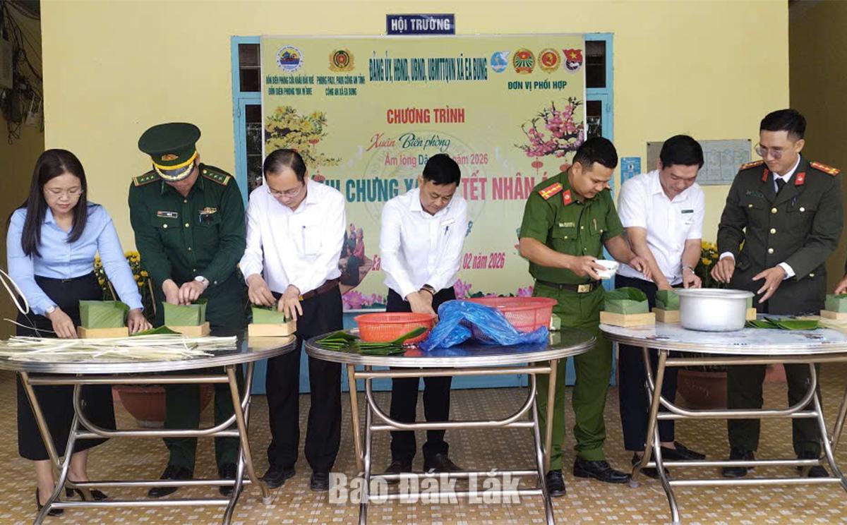 Các đại biểu gói bánh chưng để tặng cho các em học sinh