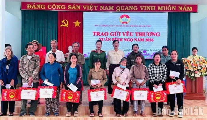 Phường Thành Nhất trao 883 suất quà Tết cho gia đình chính sách, hộ khó khăn
