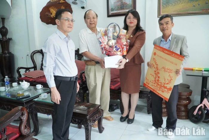Thăm, chúc Tết các đồng chí nguyên lãnh đạo Báo và Phát thanh, Truyền hình Đắk Lắk
