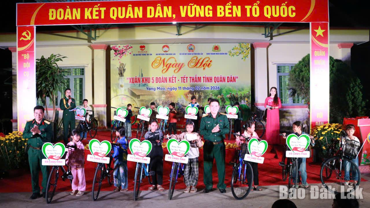 Lãnh đạo Bộ Chỉ huy Quân sự tỉnh trao xe đạp tặng học sinh có hoàn cảnh khó khăn.