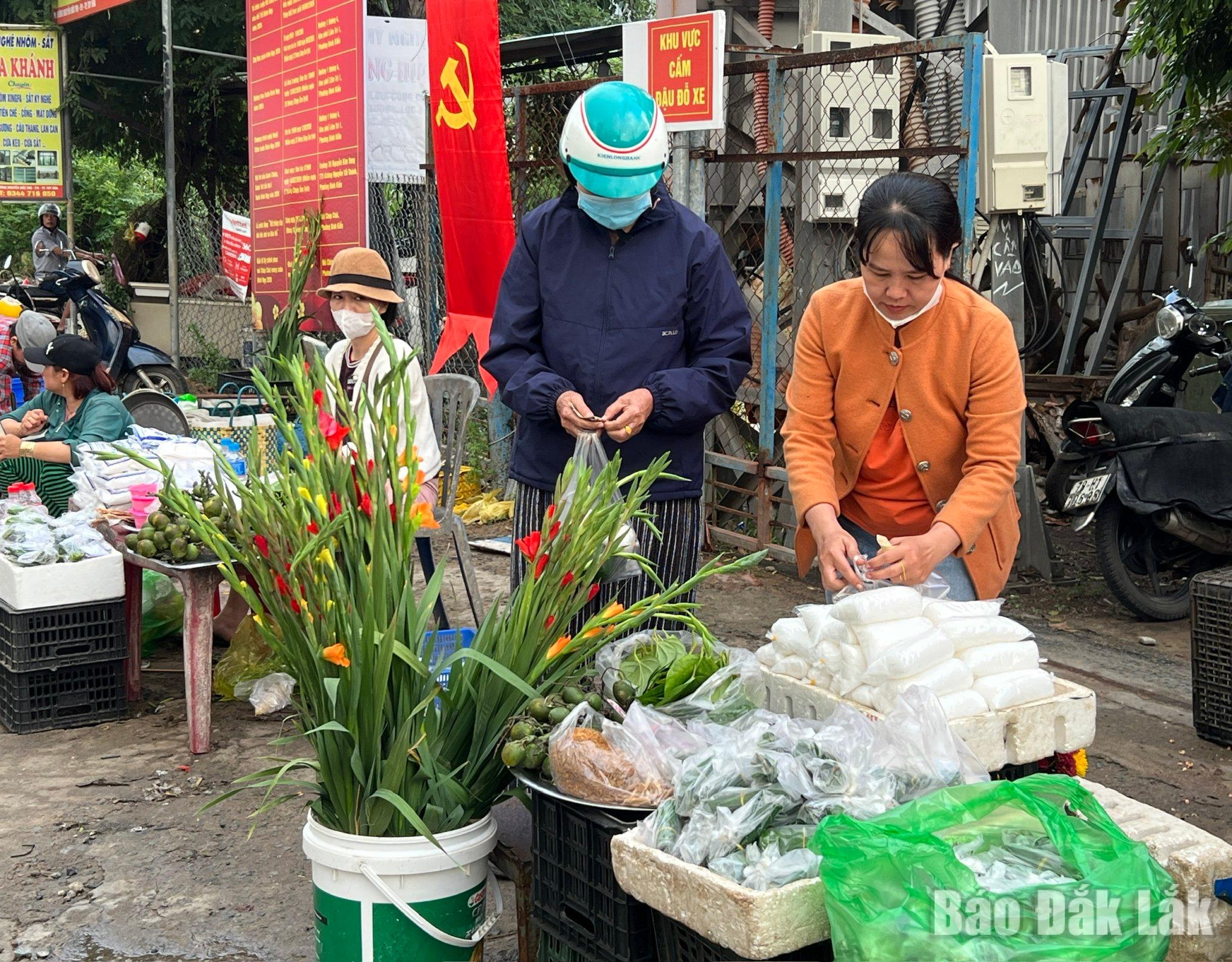 Muối trắng, trầu cau được các chị em ưu tiên chọn mua trong buổi chợ đầu năm.