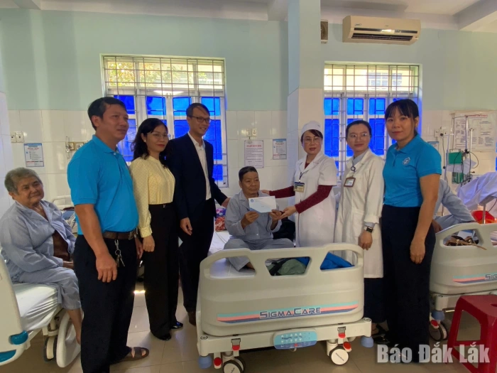 Chia sẻ khó khăn, ấm lòng người bệnh