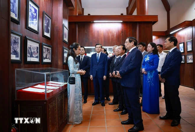 Thủ tướng Phạm Minh Chính tham quan trưng bày hình ảnh và hiện vật về Thủ tướng Phạm Văn Đồng ở xã Mộ Đức, tỉnh Quảng Ngãi. Ảnh: Dương Giang/TTXVN
