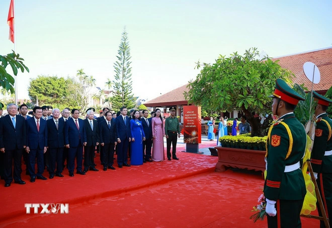 Thủ tướng Phạm Minh Chính dâng hương, dâng hoa tưởng nhớ đồng chí Phạm Văn Đồng tại Khu lưu niệm Thủ tướng Phạm Văn Đồng ở xã Mộ Đức, tỉnh Quảng Ngãi. Ảnh: Dương Giang/TTXVN