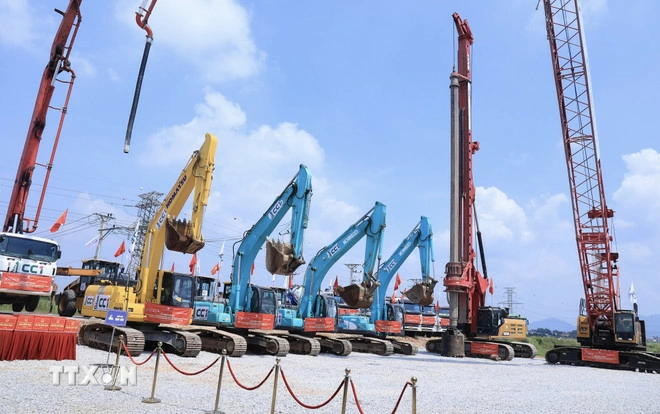 Phát lệnh khởi công dự án thành phần 3 xây dựng cao tốc Vành đai 4-Vùng Thủ Đô Hà Nội. Ảnh: TTXVN