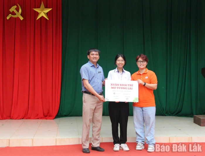 Trao tặng bộ học liệu AI Literacy cho học sinh tại Đắk Lắk