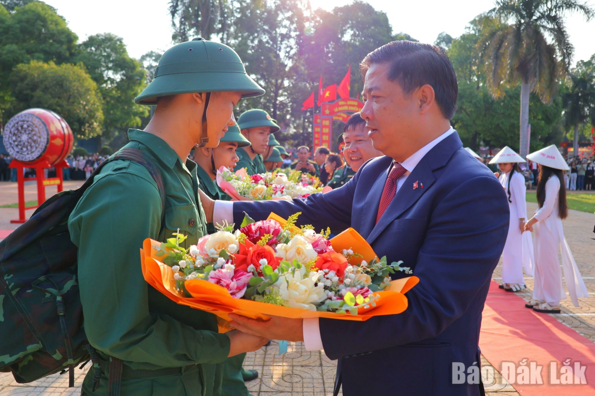 Bí thư Tỉnh ủy tặng hoa, động viên thanh niên lên đường nhập ngũ.