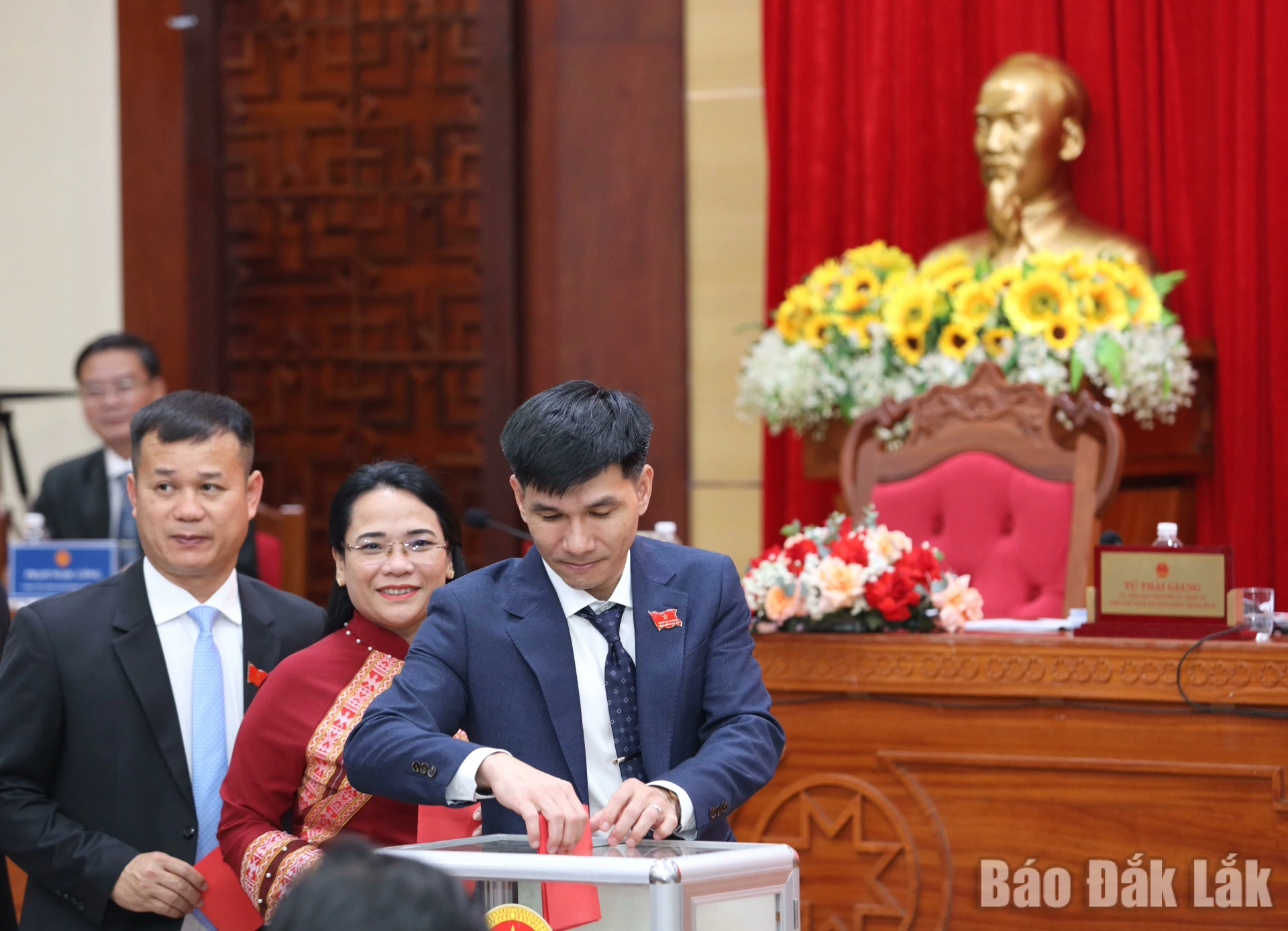 Đại biểu bỏ phiếu bầu các chức danh chủ chốt của HĐND tỉnh. Ảnh: Vạn Tiếp