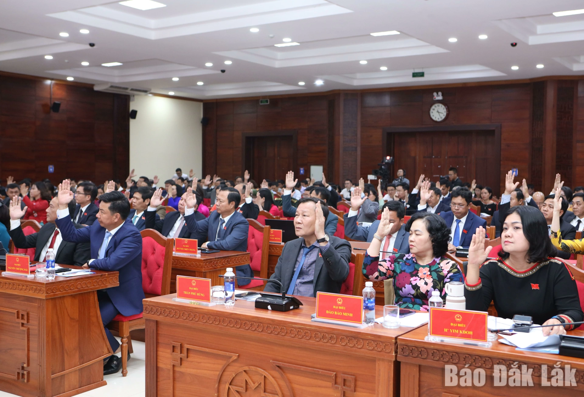 Đại biểu biểu quyết thông qua Nghị quyết xác nhận kết quả bầu các chức danh chủ chốt của HĐND tỉnh. Ảnh: Vạn Tiếp