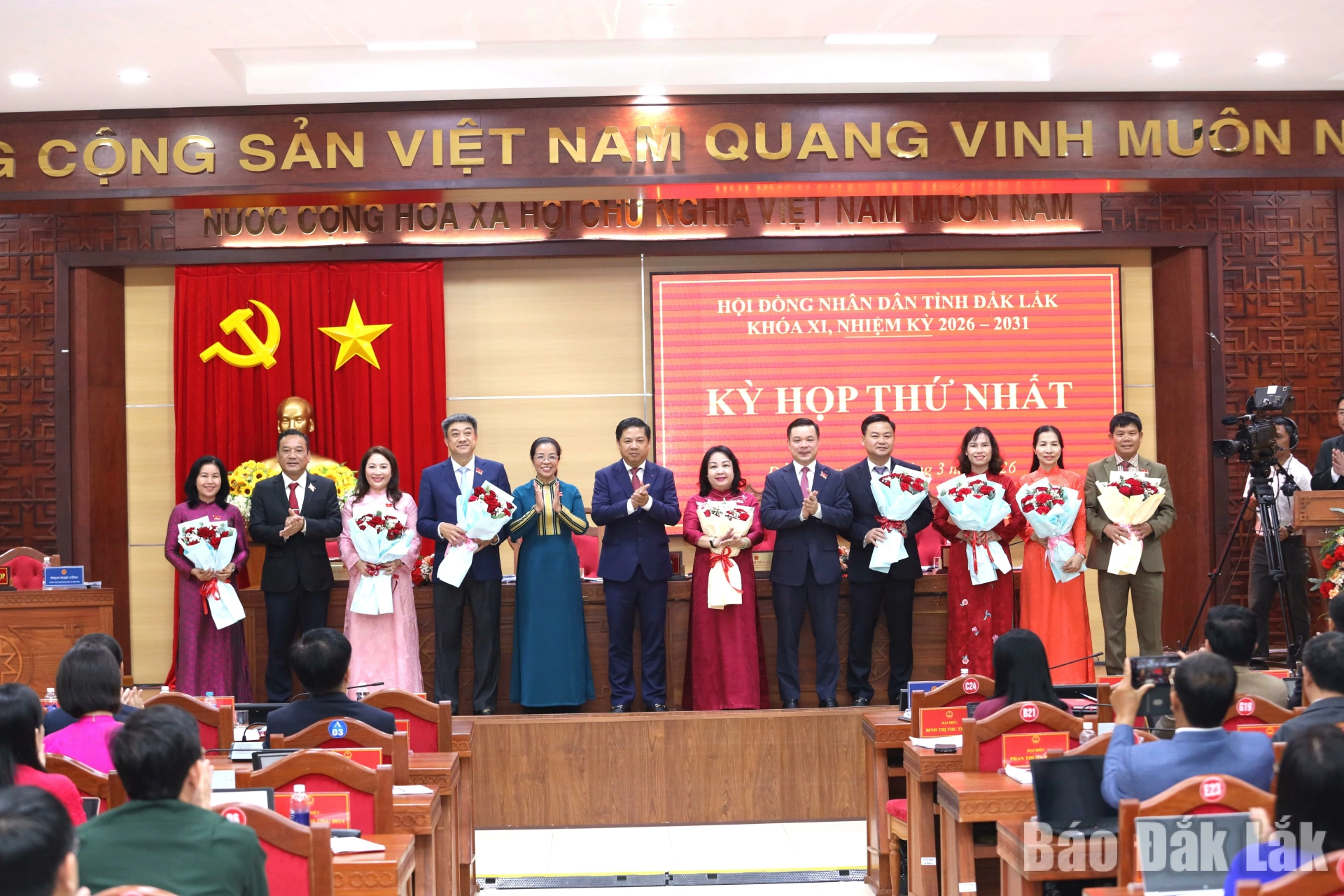 Đồng chí Lương Nguyễn Minh Triết, Ủy viên Ban Chấp hành Trung ương Đảng, Bí thư Tỉnh ủy tặng hoa chúc mừng các đồng chí Thường trực HĐND tỉnh khóa XI, nhiệm kỳ 2026 - 2031. Ảnh: Vạn Tiếp