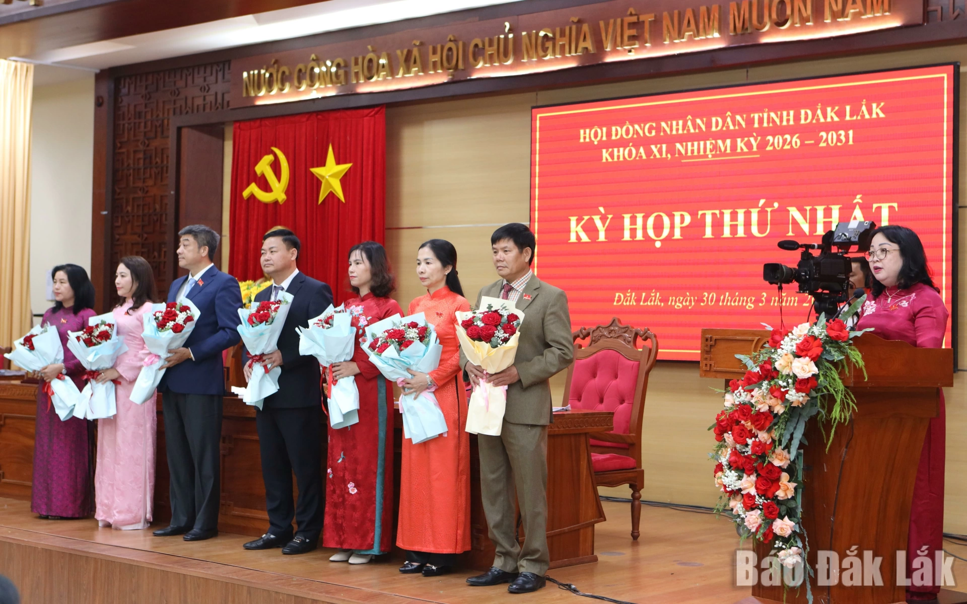 Đồng chí Cao Thị Hòa An, Ủy viên BCH Trung ương Đảng, Phó Bí thư Thường trực Tỉnh ủy, Chủ tịch HĐND tỉnh khóa XI thay mặt Thường trực HĐND tỉnh phát biểu nhận nhiệm vụ. Ảnh: Vạn Tiếp