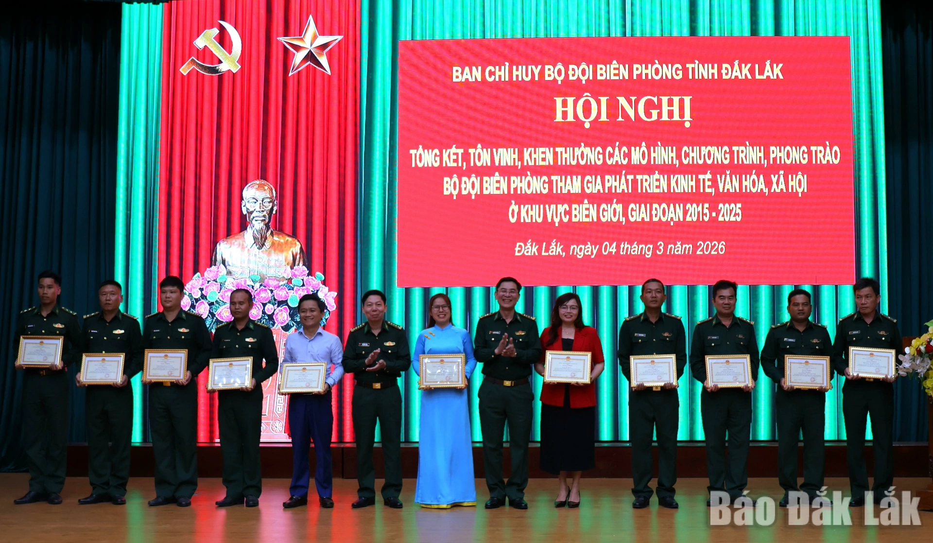 Trao giấy khen tặng các cá nhân