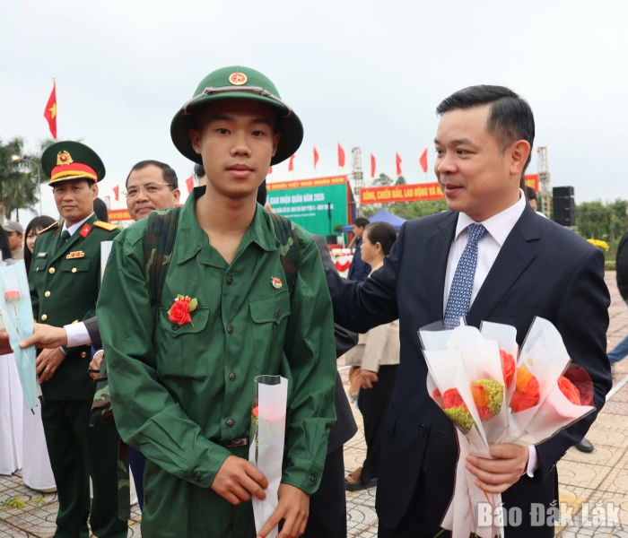 Phó Bí thư Tỉnh ủy Đỗ Hữu Huy dự lễ giao nhận quân tại xã Dray Bhăng