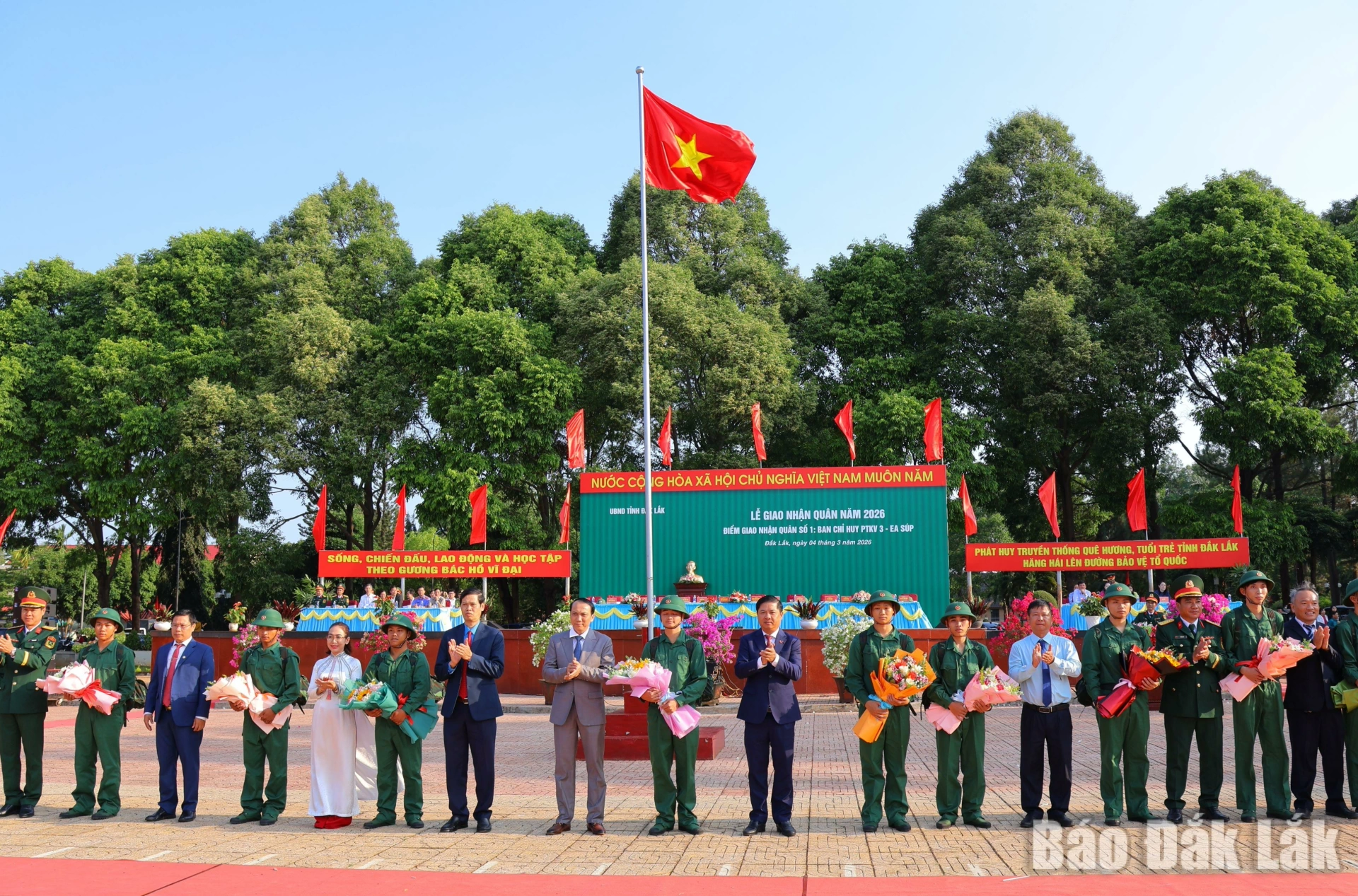 Các đại biểu tặng hoa, động viên thanh niên nhập ngũ.