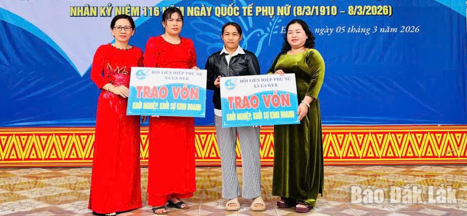 Phó Bí thư Thường trực xã Ea Wer Trần Ánh Hồng (bìa phải) và đại diện Hội LHPN xã trao vốn khởi nghiệp cho hội viên khó khăn.