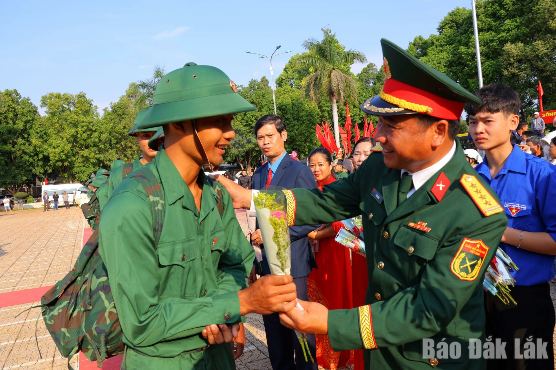 Đại tá Ksơr Lành, Phó Chính ủy Bộ Chỉ huy Quân sự tỉnh tặng hoa, động viên công dân nhập ngũ.